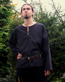 Muž ve středověkém oblečení a černé košili.