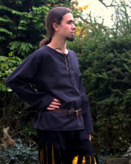 Muž ve středověkém oblečení a černé košili.